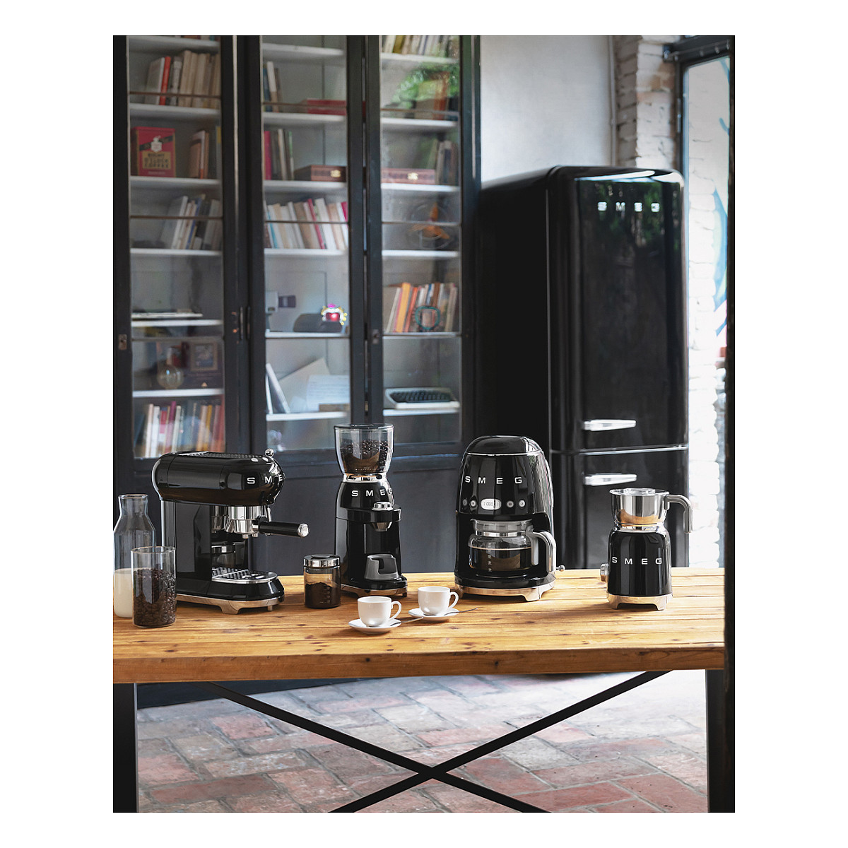 Smeg MFF11BLEU milk frother/warmer