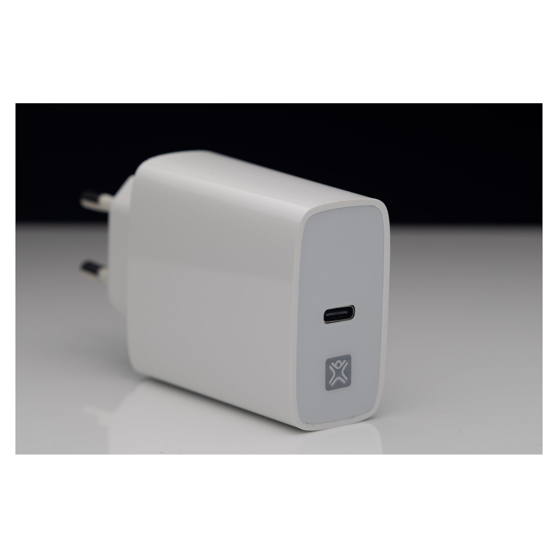 XtremeMac XWH-SPC30-03 mobile device charger
