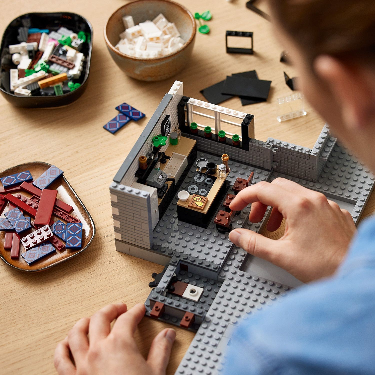LEGO ICONS Queer Eye – The Fab 5 Loft 10291, LEGO 10291 (BILD6)